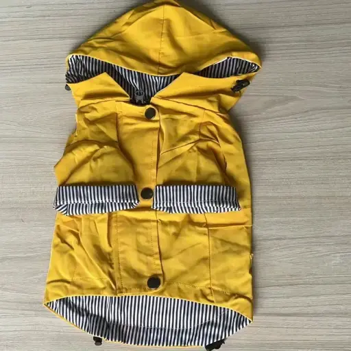 ¡Mantén a tu cachorro caliente y seco con esta con estilo chaqueta de lluvia a rayas! Regalo de Navidad